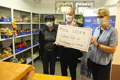 © Trevira GmbH: Handing over a cheque to the Gubener Tafel. © Trevira GmbH: Handing over a cheque to the Gubener Tafel.