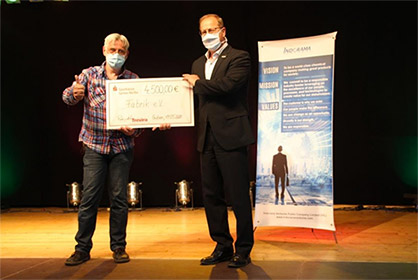 © Trevira GmbH: A cheque is presented to the ‘Volkshaus Guben des Fabrik’. © Trevira GmbH: A cheque is presented to the ‘Volkshaus Guben des Fabrik’.