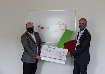 © Trevira GmbH: Handing over the cheque to the CEO of ‘Kartei der Not’ © Trevira GmbH: Handing over the cheque to the CEO of ‘Kartei der Not’