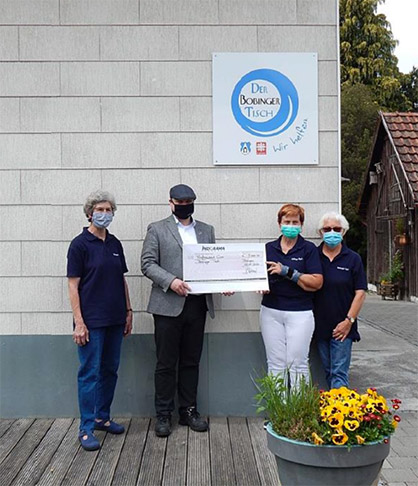 © Trevira GmbH: A cheque is presented to the head of ‘Bobingen Tisch’ © Trevira GmbH: A cheque is presented to the head of ‘Bobingen Tisch’