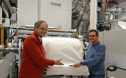 Professor C. Koukal (left) and Professor O. Lottes (right) inspecting the nonwoven fabric © 2021 Trutzschler