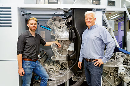 Ralf Helbig, R&D Engineer for Air Technology (l) and Christian Freitag, Head of Air Technology at Trützschler (r) need numerous trials and simulations for air flow modeling. © Truetzschler 2021 Ralf Helbig, R&D Engineer for Air Technology (l) and Christian Freitag, Head of Air Technology at Trützschler (r) need numerous trials and simulations for air flow modeling. © Truetzschler 2021