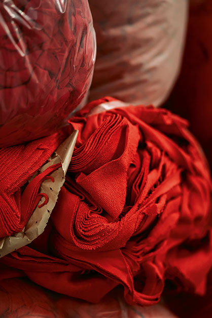 Garmentwastesortedbycolorisreopenedback into single fibers and spun again. © 2022 Trützschler Garmentwastesortedbycolorisreopenedback into single fibers and spun again. © 2022 Trützschler