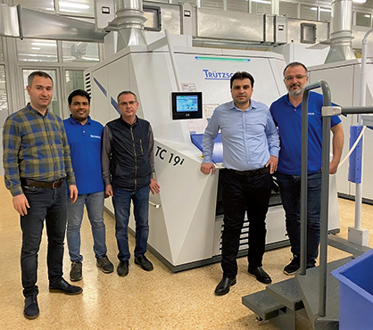 From left to right: Ahmet Kapuçam, Technical Director Iskur, Muhammad Yousuf, Technologist Trützschler, Mehmet Açan, Mill Manager Iskur, Hakan Karagöl, General Manager Iskur, Mehmet Dogan, Technologist Trützschler. © 2022 Truetzschler From left to right: Ahmet Kapuçam, Technical Director Iskur, Muhammad Yousuf, Technologist Trützschler, Mehmet Açan, Mill Manager Iskur, Hakan Karagöl, General Manager Iskur, Mehmet Dogan, Technologist Trützschler. © 2022 Truetzschler