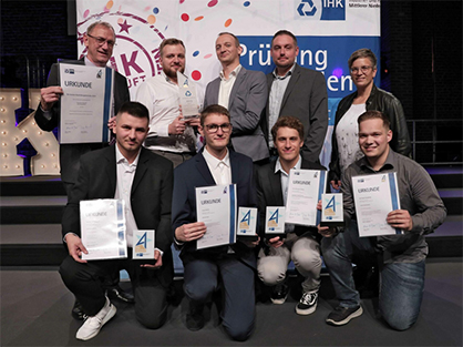 The trainees with their proud instructors. Above f.l.t.r.: Ralph Thannisch, Team Leader Ind.-Techn. Apprenticeship; Eugen Kembel, Instructor Industrial Apprenticeship; René Haas, Instructor Industrial Apprenticeship; Sebastian Roßkamp, Instructor Industrial Apprenticeship; Melanie Grobholz, Trainer R&D Product Design. Below f.l.t.r: Richard Bischoff, Industrial Technician; Lucas Winter, Mechatronics Technician, Nico Reiners, Technical Product Designer KOOP; Kai Hendricks, Industrial Mechanic KOOP. © 2023 Trützschler