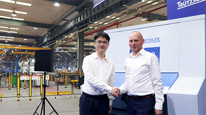 Shen Yaohua joined Harald Schoepp to officially unveil the carding machine. © 2023 Trützschler
