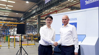 Shen Yaohua joined Harald Schoepp to officially unveil the carding machine. © 2023 Trützschler Shen Yaohua joined Harald Schoepp to officially unveil the carding machine. © 2023 Trützschler