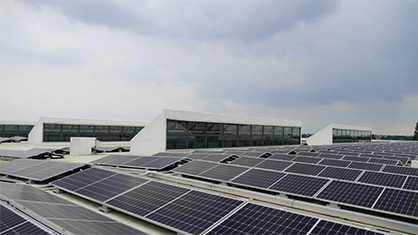 The new production site generates its own electricity through solar panels on the rooftop © 2023 Trützschler