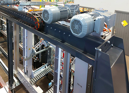 The main improvements on the XL Power machine are stronger and longer gripper arms to load more film, more powerful motors, and the steel construction has become stronger to withstand the increased tensile forces. © 2022 Tentoma The main improvements on the XL Power machine are stronger and longer gripper arms to load more film, more powerful motors, and the steel construction has become stronger to withstand the increased tensile forces. © 2022 Tentoma